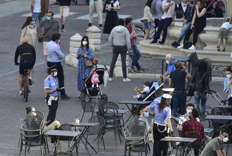 Persone in una piazza vicino a Brescia © ANSA