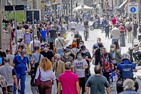Folla lungo via Toledo a Napoli (foto d'archivio) © 