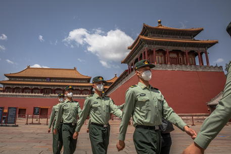 Soldati davanti all'ingresso della Città proibita, a Pechino © EPA