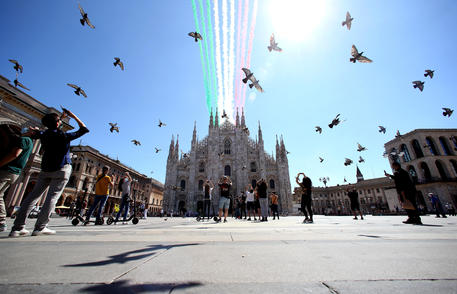 Passaggio delle Frecce Tricolori sopra Milano - Foto MATTEO BAZZI © ANSA