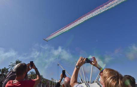 Passaggio delle Frecce Tricolori su Genova © ANSA