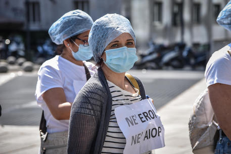 La protesta dei lavoratori della sanità davanti alla regione Lombardia © ANSA
