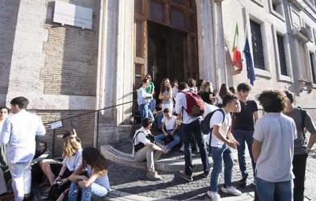 L'uscita degli studenti da una scuola di Roma (Foto d'archivio) © 