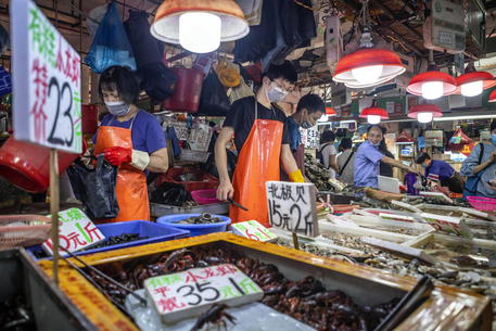 Venditori nel mercato di Guangzhou, nella provincia cinese del Guangdong © EPA
