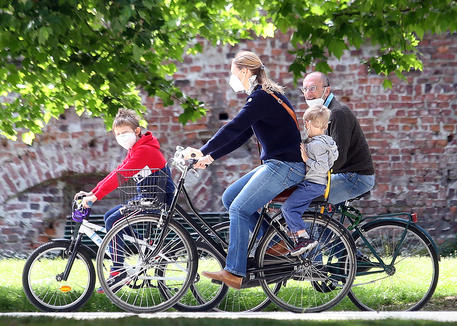 Una famiglia in bicicletta © 