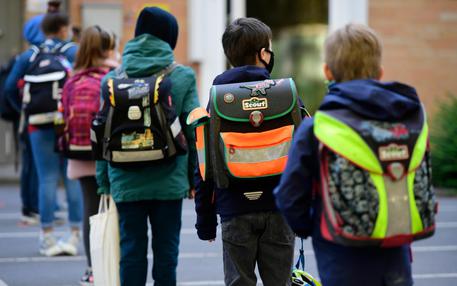 Dortmund: bambini tornano a scuola, rispettando le regole di distanziamento © ANSA 