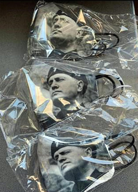 Mascherine con il volto Mussolini © ANSA