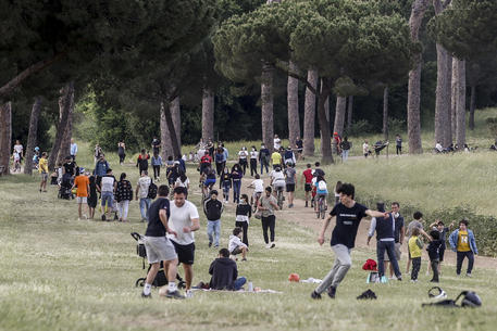 Villa Pamphili piena di gente a Roma © ANSA