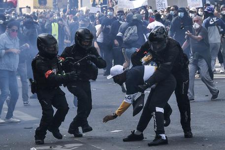 Floyd: black-bloc in azione, scontri a Parigi © AFP