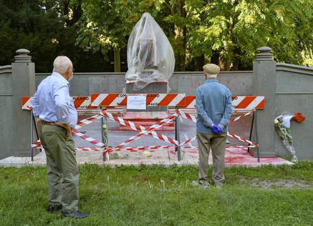 La statua di Montanelli transennata e coperta in attesa essere ripulita © ANSA