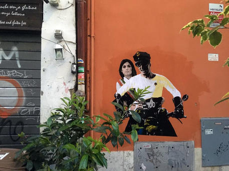 Murales a Trastevere, Sordi porta in moto Raggi © ANSA