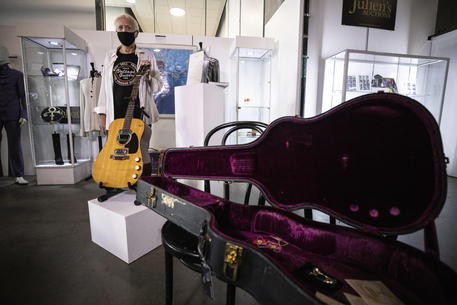 La chitarra di Kurt Cobain venduta all'asta per 6 milioni di dollari © EPA