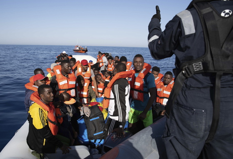 Un soccorso di migranti in mare (Foto d'archivio) © ANSA