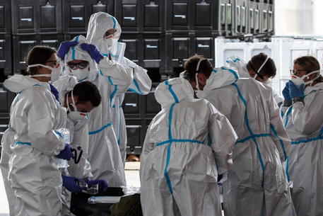 German army helps set up coronavirus testing center at Toennies meat factory © EPA