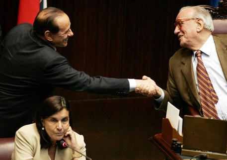 Silvio Berlusconi stringe la mano ad Alfredo Bioni (archivio) © 