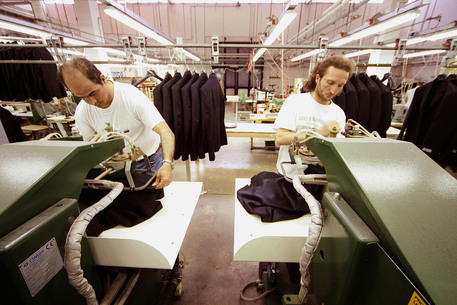 Alcuni operai  al lavoro all'interno di un'impresa tessile © ANSA 