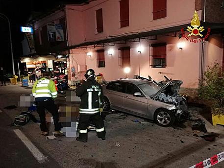 La scena del tragico incidente frontale avvenuto ieri sera nel Bolognese © 