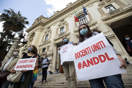 Manifestazione dei docenti all'esterno della sede del Ministero dell'Istruzione a Roma © ANSA