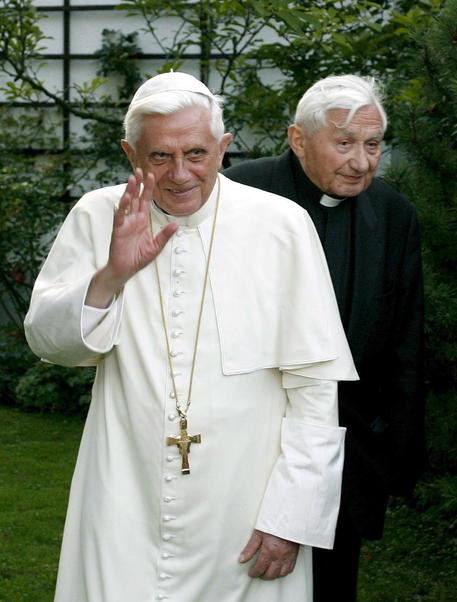 Papa Benedetto XVI con il fratello Georg Ratzinger © EPA