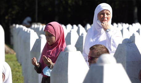 Srebrenica, la commemorazione al cimitero di Potocari © EPA