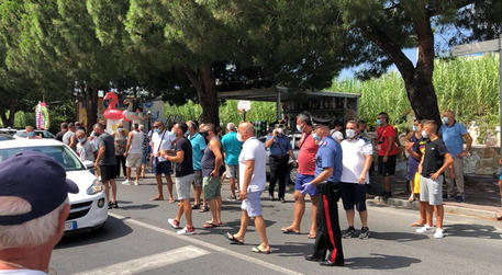 Migranti: la protesta di alcuni residenti per l'arrivo di 13 migranti positivi al Covid 19, sbarcati a Roccella Jonica, con il blocco della statale SS 18 ad Amantea (Cosenza), 12 luglio 2020 © ANSA