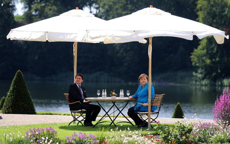 Conte con Angela Merkel © EPA