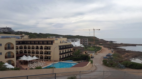 Un hotel sulla costa di Alghero © ANSA