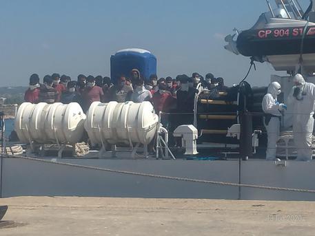 I migranti arrivati a Pozzallo a bordo della nave Fiorillo della Guardia Costiera, Pozzallo, Ragusa,  13 luglio 2020. ANSA / Federica Mole' © 