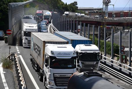 Autostrade, lunghe code nel nodo autostradale di Genova © ANSA