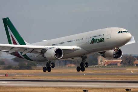Un aereo Alitalia (Foto d'archivio) © ANSA