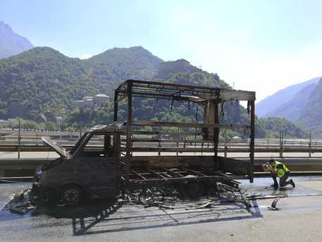 Aosta, furgone in fiamme su A5 © Ansa