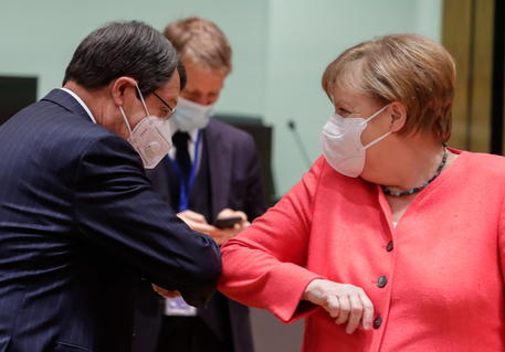 Angela Merkel saluta con il gomito il presidente di Cipro Nikos Anastasiadis © EPA