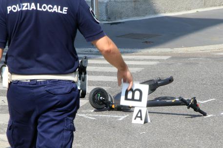 Milano, incidente in via Braga: monopattino elettrico travolto da un furgone © ANSA