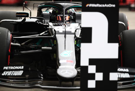 F1: pole Hamilton in Ungheria, prima fila Mercedes © EPA