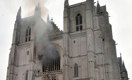 Vigili del fuoco a lavoro per spegnere l'incendio nella cattedrale di Nantes © 