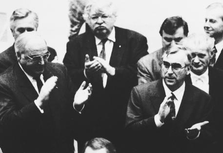 Il cancelliere tedesco Helmut Kohl e il ministro delle Finanze tedesco Theo Waigel alla ratifica del  trattato di Maastricht © 