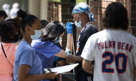Operatori sanitati effettuato tamponi a New York © EPA