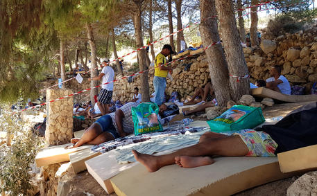 Migranti dormono a terra all'interno dell'hotspot di contrada Imbriacola © ANSA