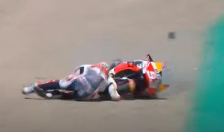 Il fermo immagine preso da un video postato su Youtube mostra la caduta di Marc Marquez durante il Gp di Spagna a Jerez, 19 luglio 2020 © 