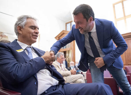 Il leader della Lega, Matteo Salvini, saluta Andrea Bocelli, al convegno sul coronavirus organizzato da Sgarbi e Siri a Roma © ANSA