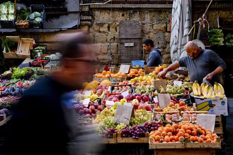 Un mercatino rionale in zona Chaia a Napoli © 