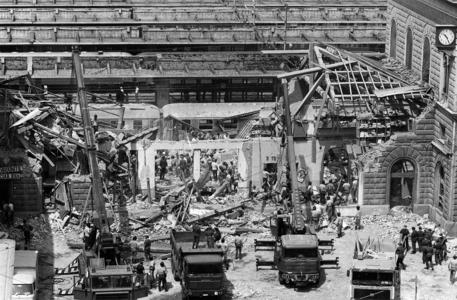 La sala d'aspetto della stazione di Bologna distrutta dall'esplosione della bomba del 2 agosto 1980, in una foto d'archivio © 