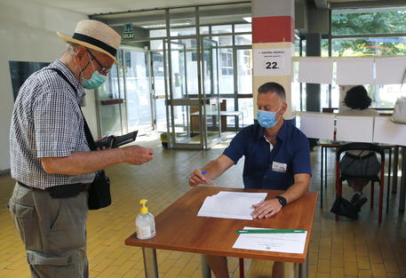 Cittadini al voto in Croazia © EPA