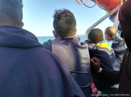 Foto pubblicata sul profilo Twitter di SOS Mediterranee Italia © ANSA