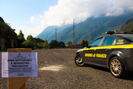 Aosta, guardia finanza sequestra area rifiuti a Champdepraz © Ansa