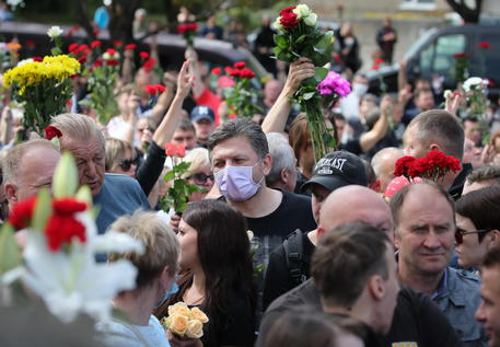 I funerali del manifestante ucciso Alexander Tarakhovsky a Minsk © EPA
