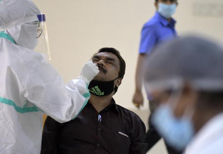 Test contro il coronavirus in Assam, India © EPA