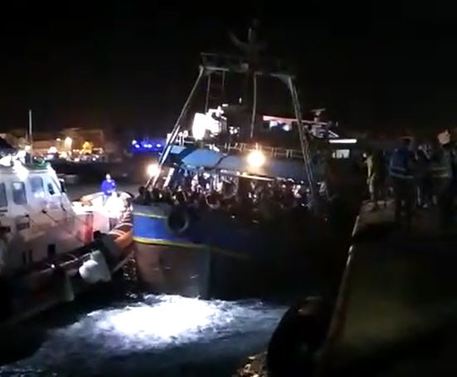 Barcone con 450 migranti a Lampedusa © Ansa