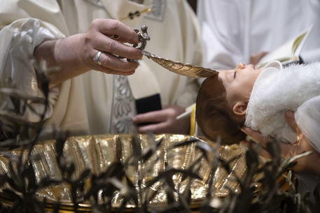 Un bimbo battezzato dal Papa (archivio) © 