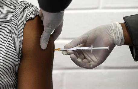 Una persona sottoposta a vaccino in una foto d'archivio © EPA